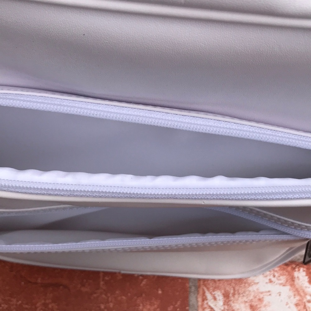 *SOLD*Adidas Crossbody Bag White & Gold - Picture 7 of 8